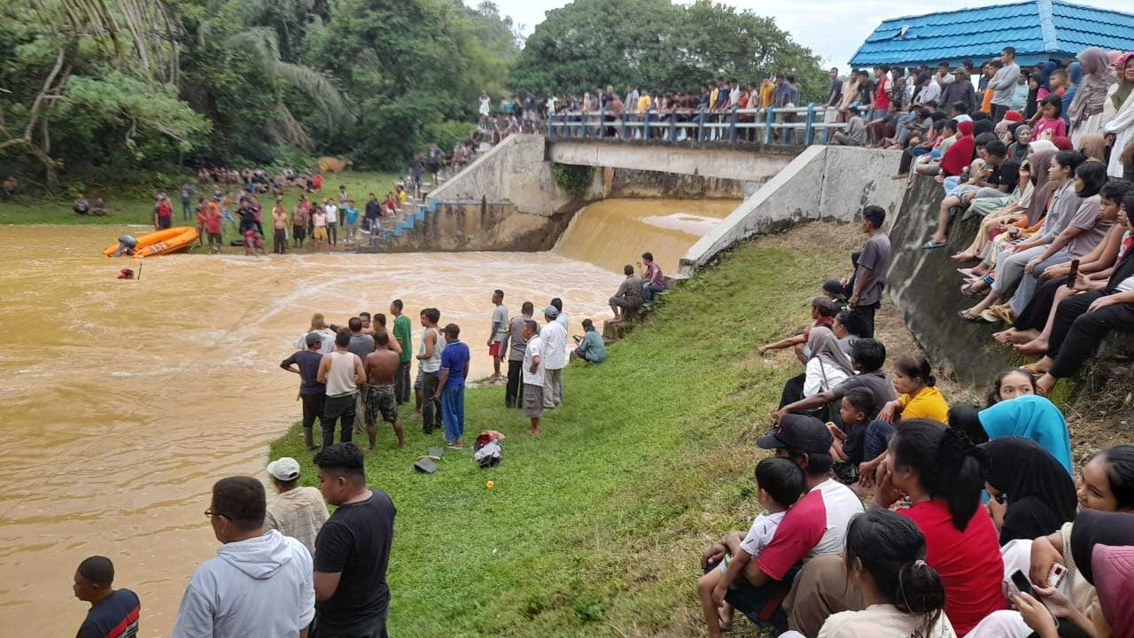 Petugas gabungan dan masyarakat mencari pelajar yang dilaporkan tenggelam