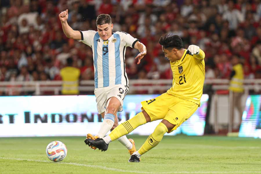 Ernando Ari halau bola saat Indonesia lawan Argentina di Gelora Bung Karno. (pssi)