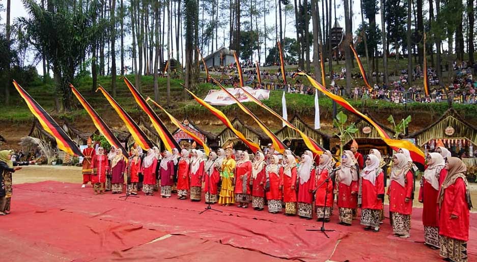 Penampilan kesenian saat penutupan Festival Sumpah Sati Bukik Marapalam di Lintau. (prokopim)