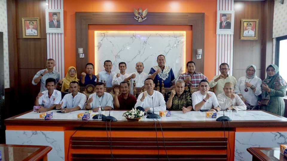 Wali Kota Genius Umar dan sejumlah pejabat pemko bersama pimpinan partai politik. (pemko)