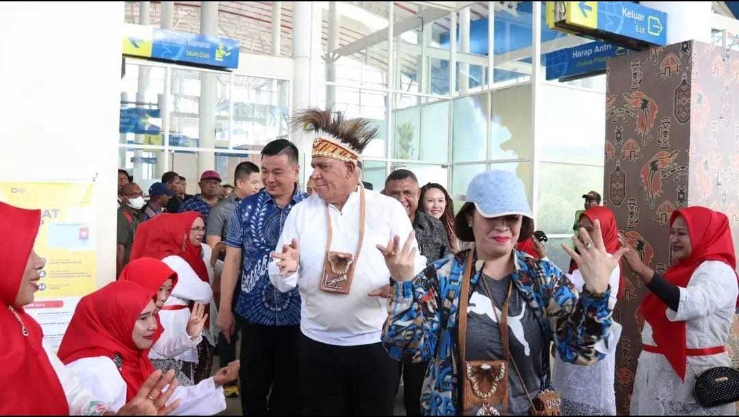 Gubernur Papua Barat disambut dengan tarian adat di bandara
