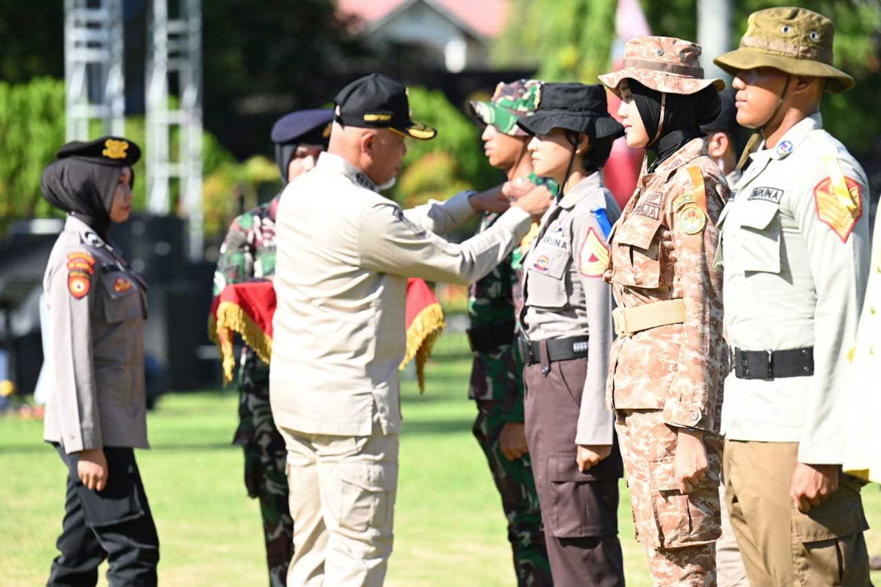 Gubernur Mahyeldi lepas peserta Latsitardanus dalam upacara di Padang. (pemprov)