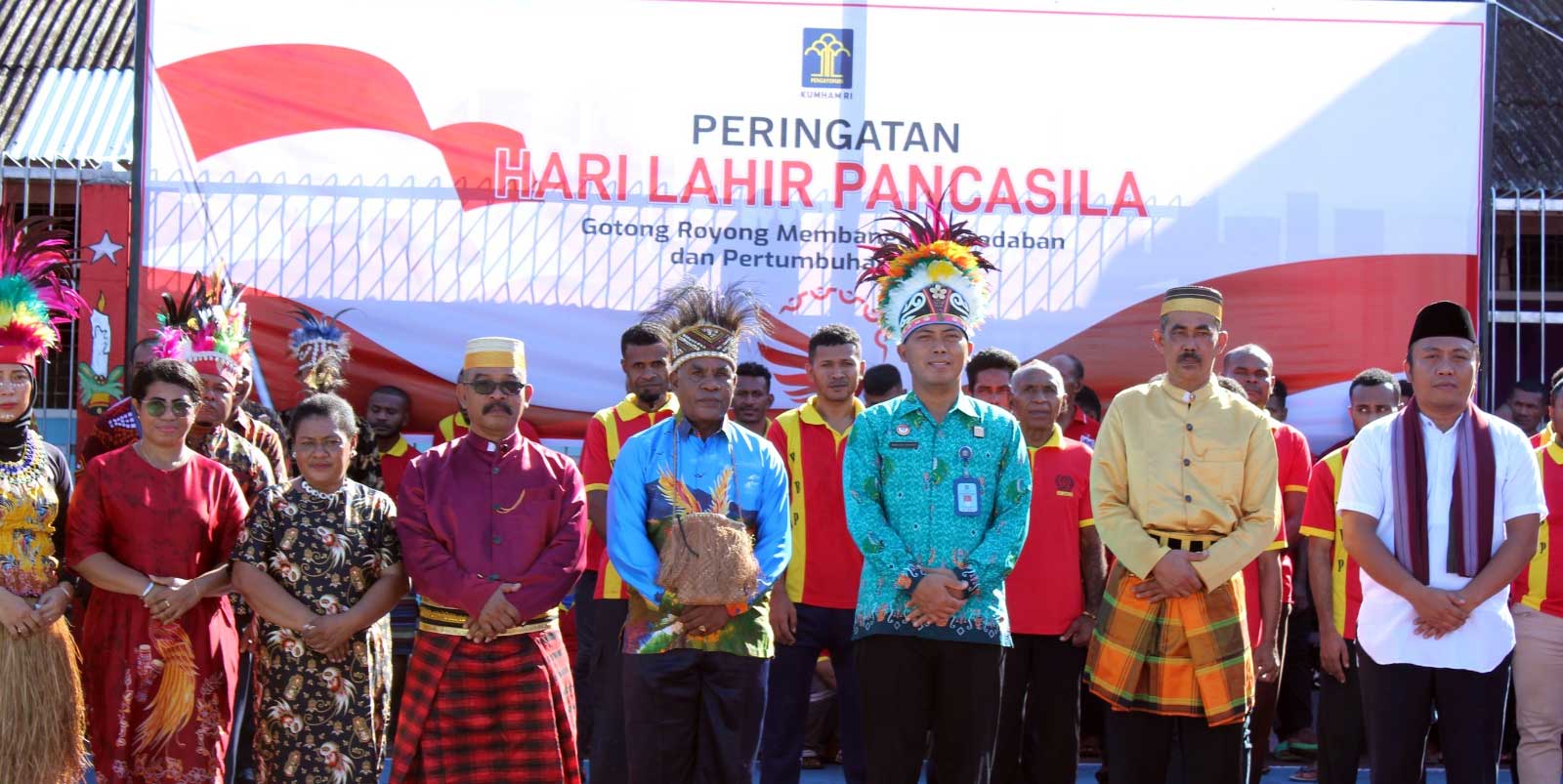 Peserta upacara foto bersama
