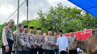 Kapolres serahkan hewan kurban pada masyarakat