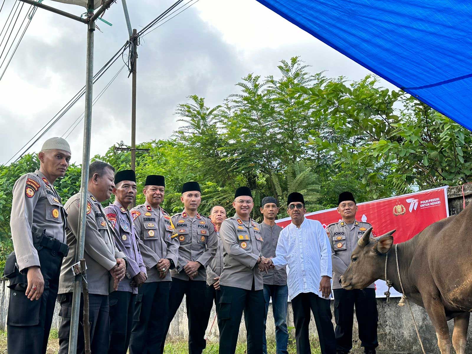 Kapolres serahkan hewan kurban pada masyarakat