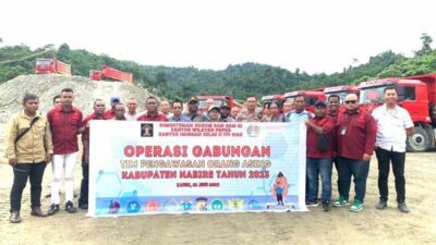 Foto bersama di sela operasi gabungan