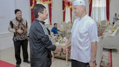 Indra Sjafri bersalaman dengan Gubernur Mahyeldi. (pemprov)