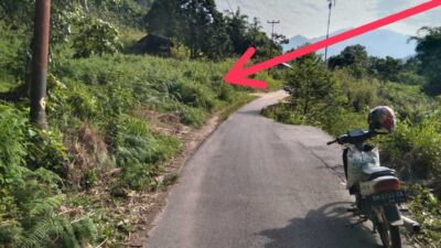Jalan yang terban akibat banjir di Jorong Buluh Kasok nyaris putus.