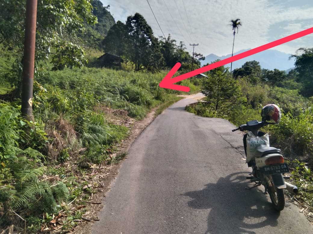 Jalan yang terban akibat banjir di Jorong Buluh Kasok nyaris putus.