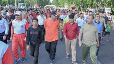 Kapolda, gubernur dan pejabat lainnya ikut jalan santai HUT Bhayangkara.