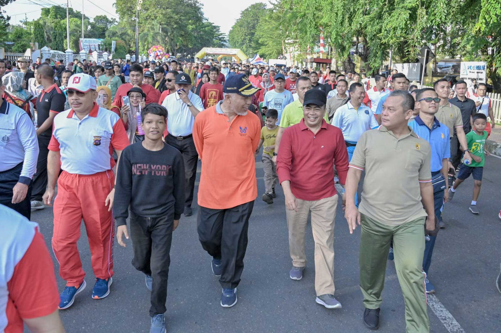 Kapolda, gubernur dan pejabat lainnya ikut jalan santai HUT Bhayangkara.