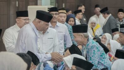 Gubernur Mahyeldi bersalaman dengan jemaah calon haji Embarkasi Padang. (pemprov)