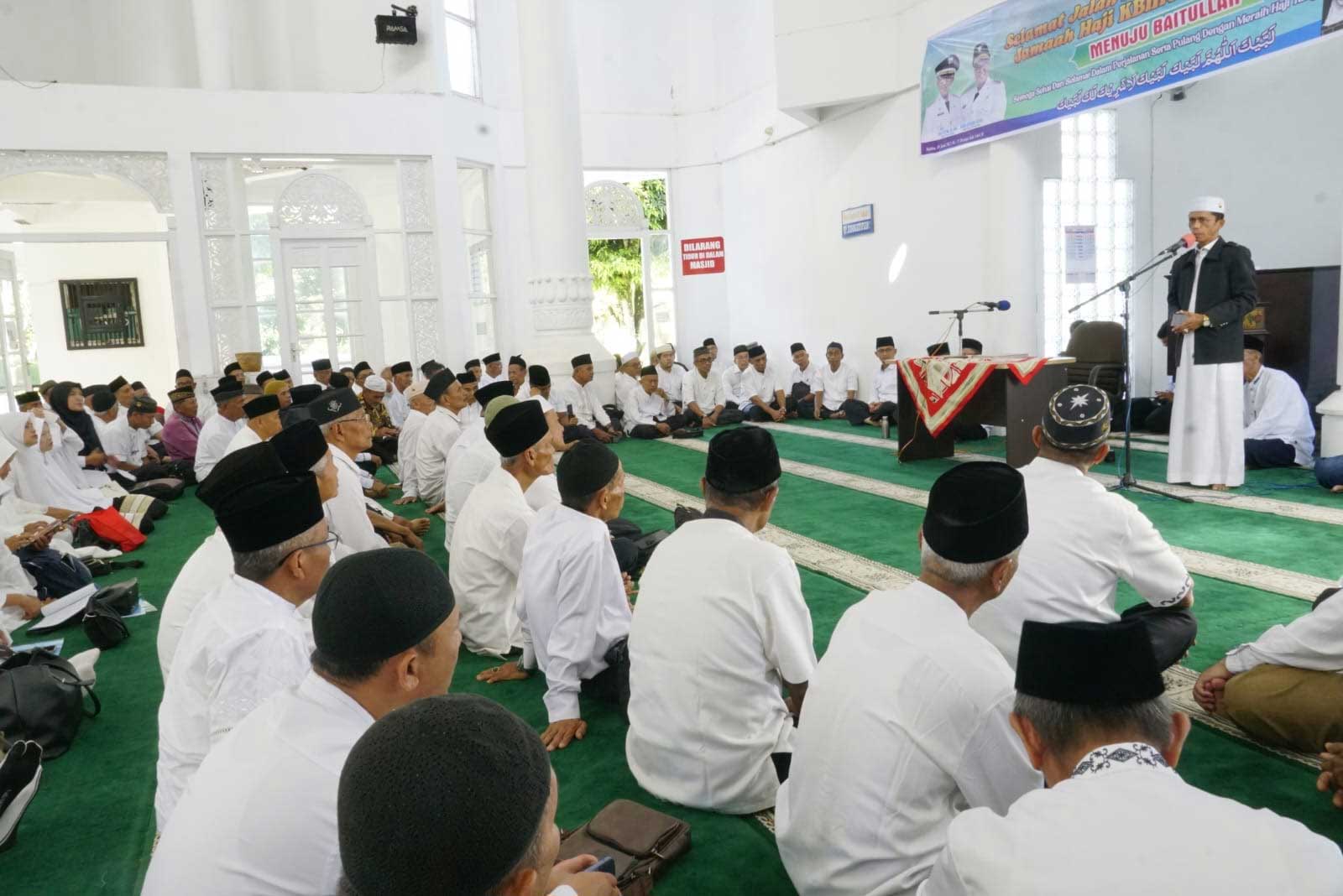 Jemaah calon haji asal Tanah Datar yang dilepas bupati. (prokopim)