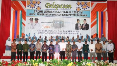 Bupati, wakil bupati dan jajaran forkopimda Kaimana foto bersama dengan jemaah calon haji