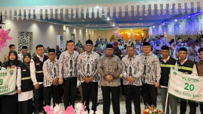 Bupati dan Wabup Kaimana foto bersama dengan penjabat gubernur dan jemaah calon haji
