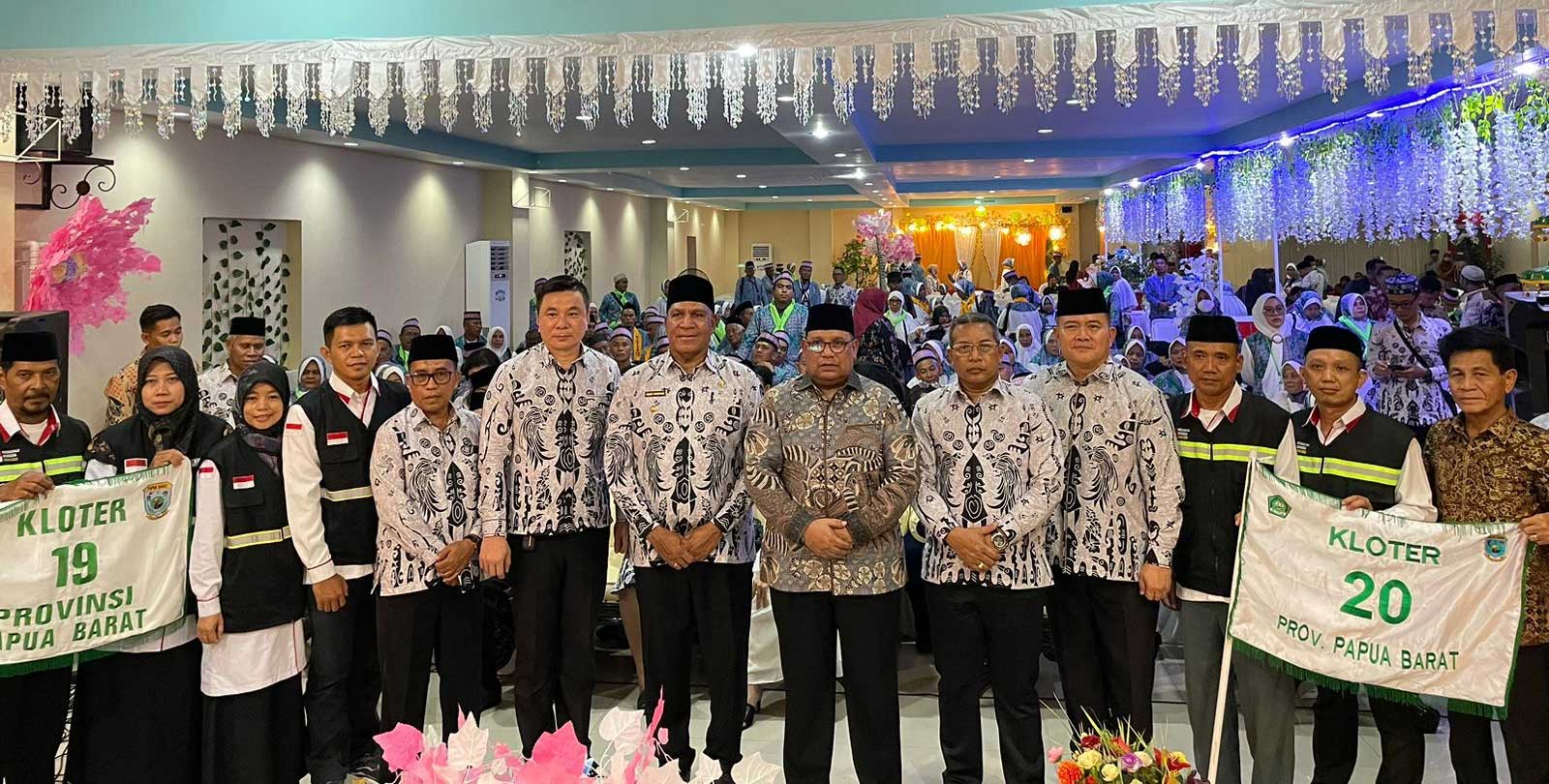 Bupati dan Wabup Kaimana foto bersama dengan penjabat gubernur dan jemaah calon haji