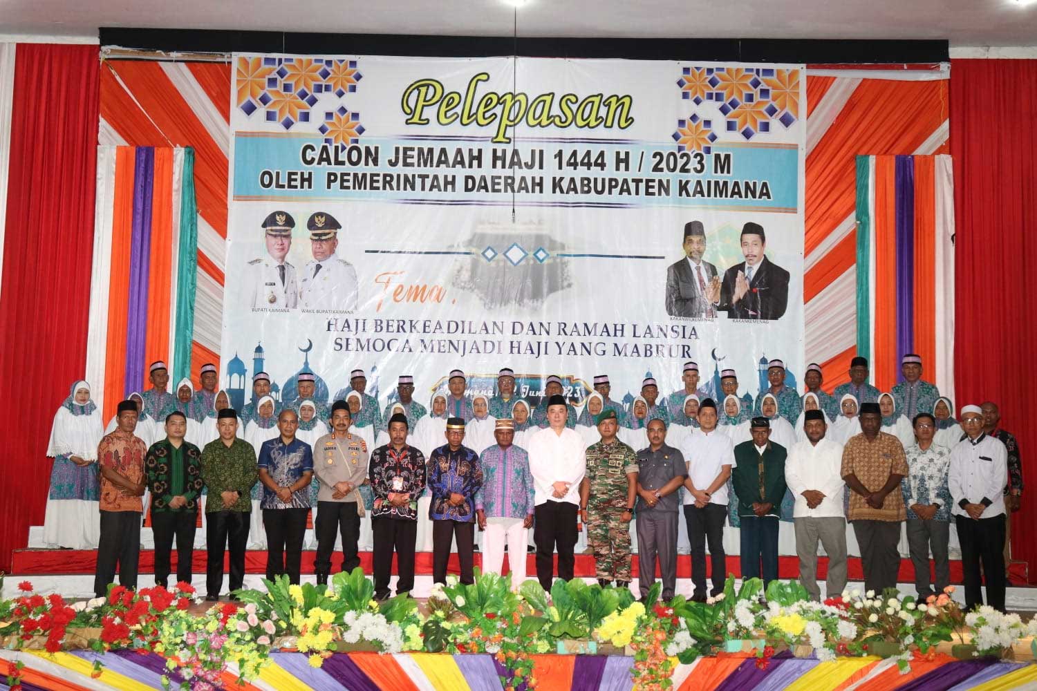 Bupati, wakil bupati dan jajaran forkopimda Kaimana foto bersama dengan jemaah calon haji