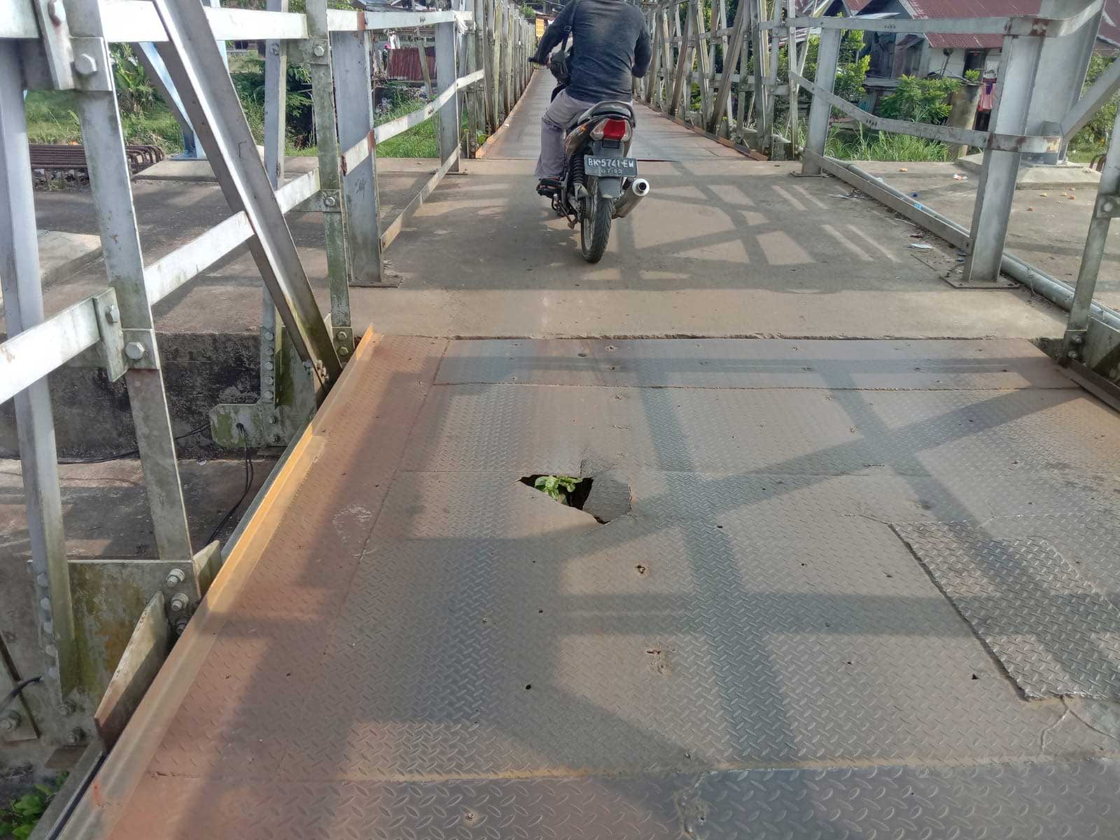 Jembatan gantung yang berlubang.