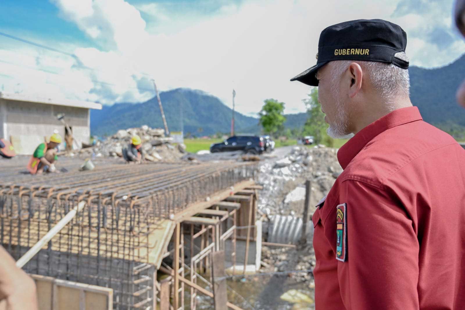 Gubernur Mahyeldi tinjau pembangunan Jembatan Kurambik di Maninjau, Senin (26/6/2023). (pemprov)