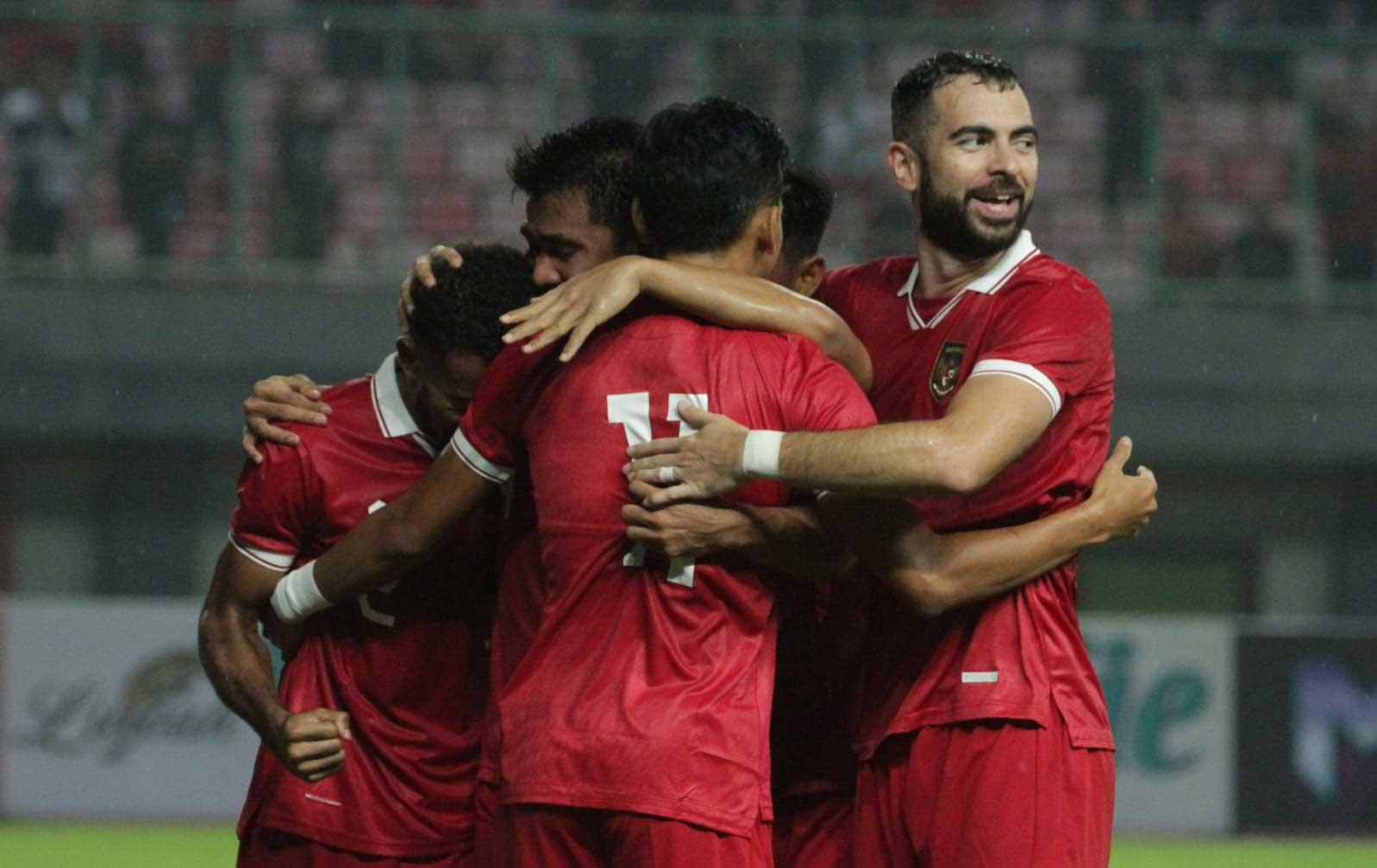 Jordi Amat selebrasi bersama pemain lainnya usai cetak gol. (pssi)
