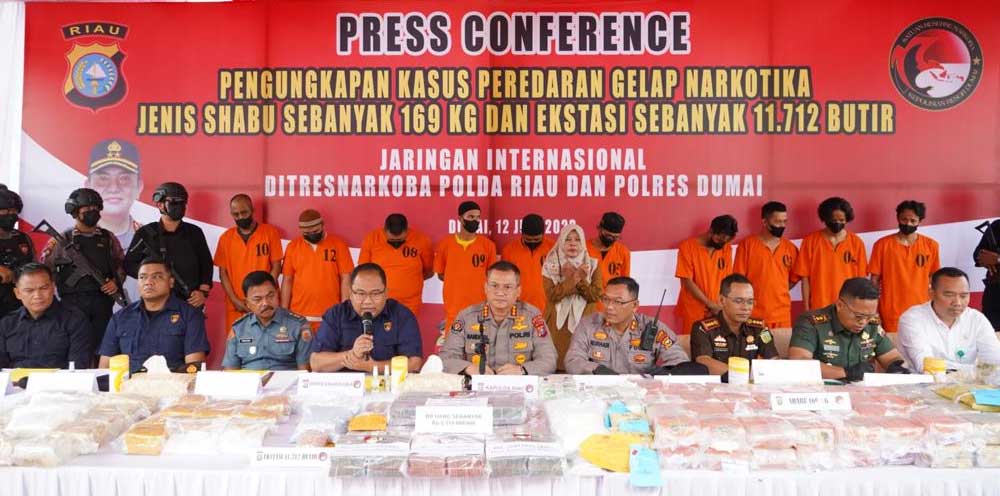 Kapolda Riau berikan keterangan pers terkait pengungkapan kasus narkoba.