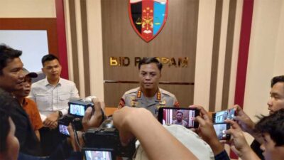 Kepala Bidang Propam Polda Riau, Kombes Johanes Setiawan berikan keterangan pada wartawan