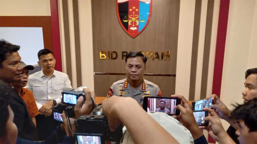Kepala Bidang Propam Polda Riau, Kombes Johanes Setiawan berikan keterangan pada wartawan