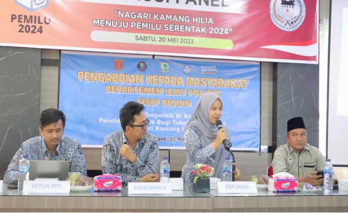Para narasumber dan moderator dalam pengadian masyarakat dosen Departemen Ilmu Politik FISIP Unand
