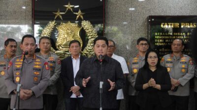 Kapolri Jenderal Listyo Sigit Prabowo dan Ketua Umum PSSI, Erick Thohir berikan keterangan pers. (pssi)