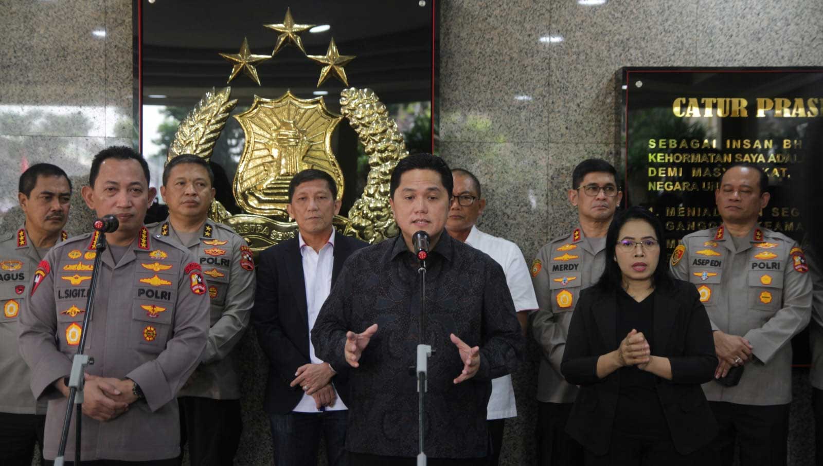 Kapolri Jenderal Listyo Sigit Prabowo dan Ketua Umum PSSI, Erick Thohir berikan keterangan pers. (pssi)