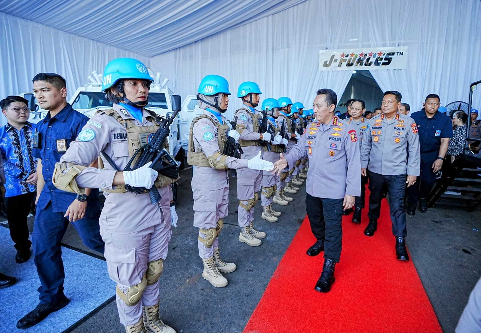 Kapolri salami anggota polwan yang ditugaskan di luar negeri sebagai penjaga perdamaian