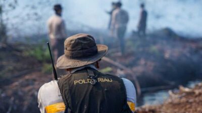 Petugas padamkan api yang membakar kawasan hutan di Riau. (riau.go.id)