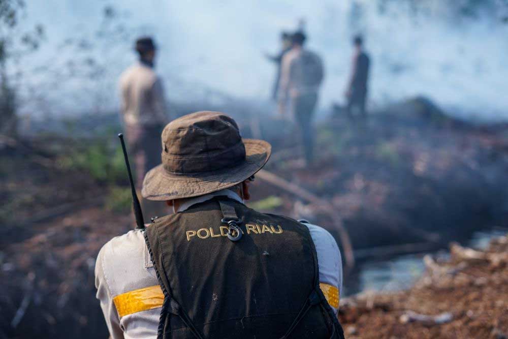 Petugas padamkan api yang membakar kawasan hutan di Riau. (riau.go.id)