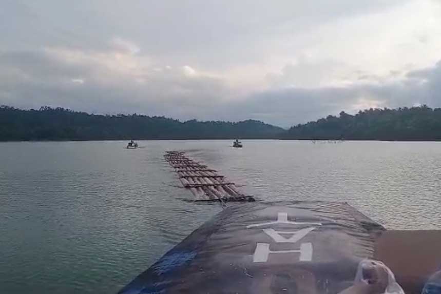 Kayu yang dihanyutkan ke sungai, diduga berasal dari Pangkalan, Limapuluh Kota, Sumbar. (riau.go.id)