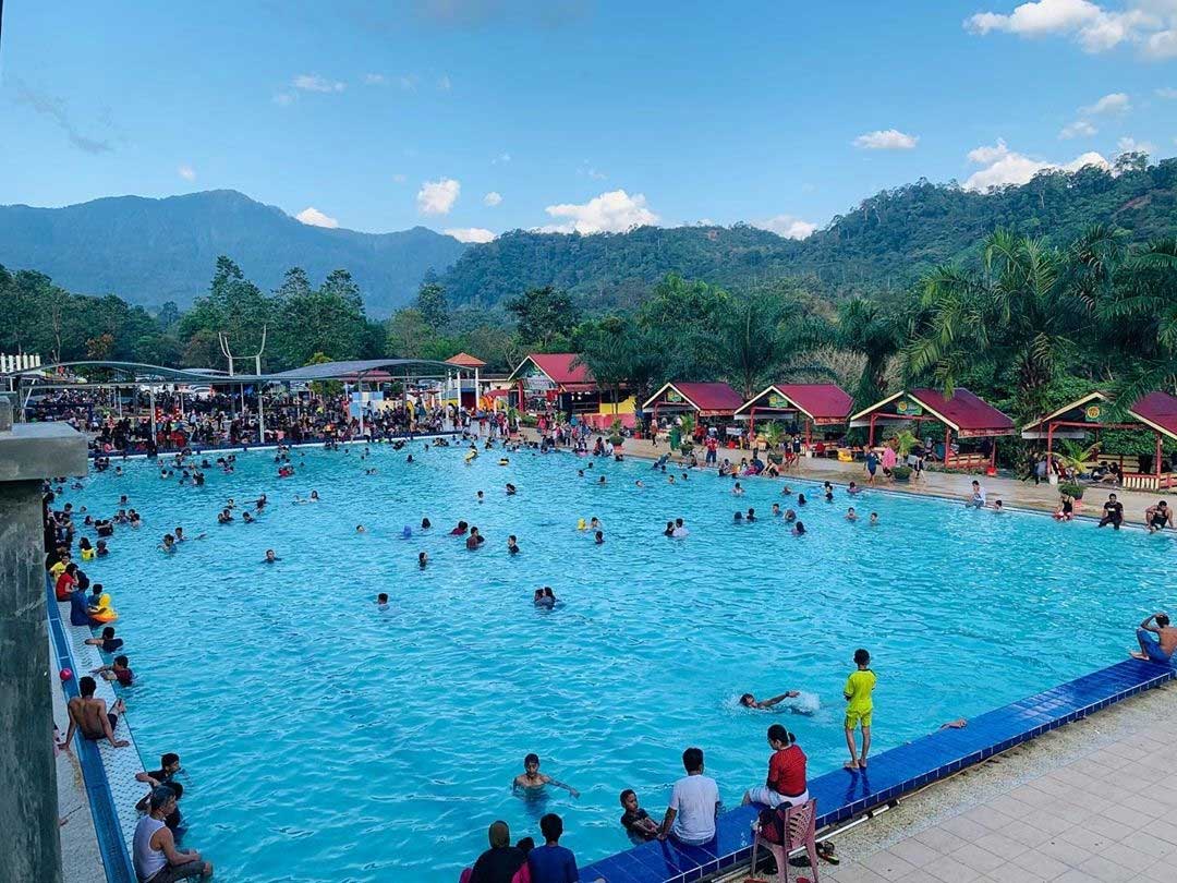 Warga berwisata di kolam renang. (pikniknesia)
