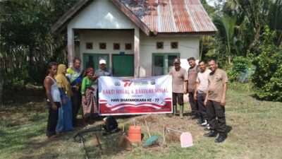 Foto bersama usai penyerahan bantuan