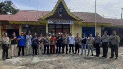 Foto bersama usai peluncuran Polisi RW di Polsek Kuantan Hilir