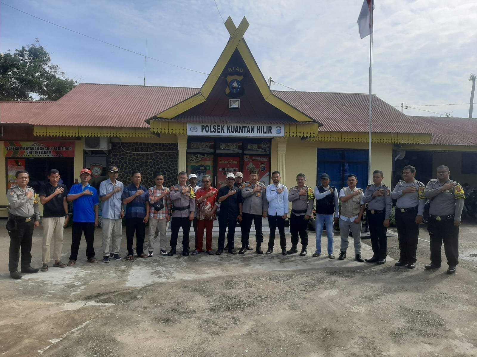 Foto bersama usai peluncuran Polisi RW di Polsek Kuantan Hilir
