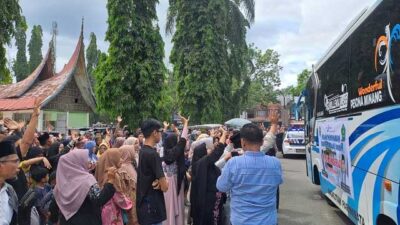 Jemaah Calon Haji Kabupaten Solok dilepas dengan air mata dan lambaian dari keluarga serta pengantar