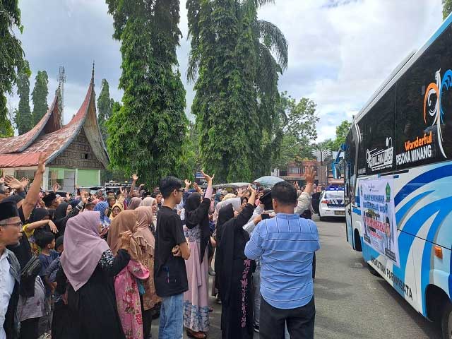Jemaah Calon Haji Kabupaten Solok dilepas dengan air mata dan lambaian dari keluarga serta pengantar