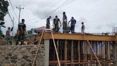 Peserta Latsitardanus Cor Lantai Masjid Bersama Masyarakat Tanjung Alai