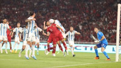 Lemparan ke dalam Pratama Arhan membuat kemelut di gawang Argentina. (pssi)