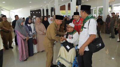 Bupati bersalaman dengan jemaah calon haji