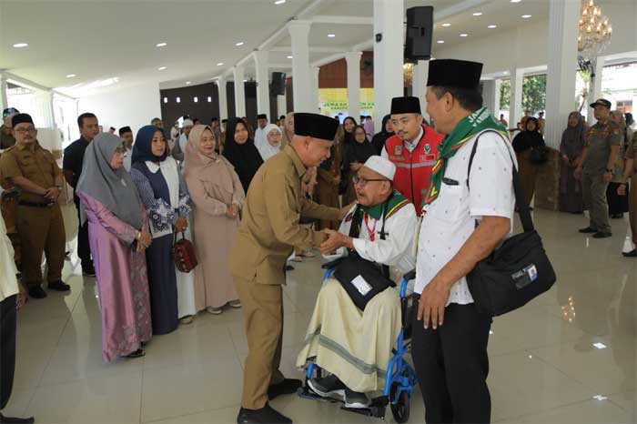 Bupati bersalaman dengan jemaah calon haji