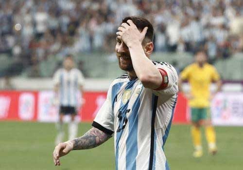 Lionel Messi saat kontra dengan Australia. (okezone)
