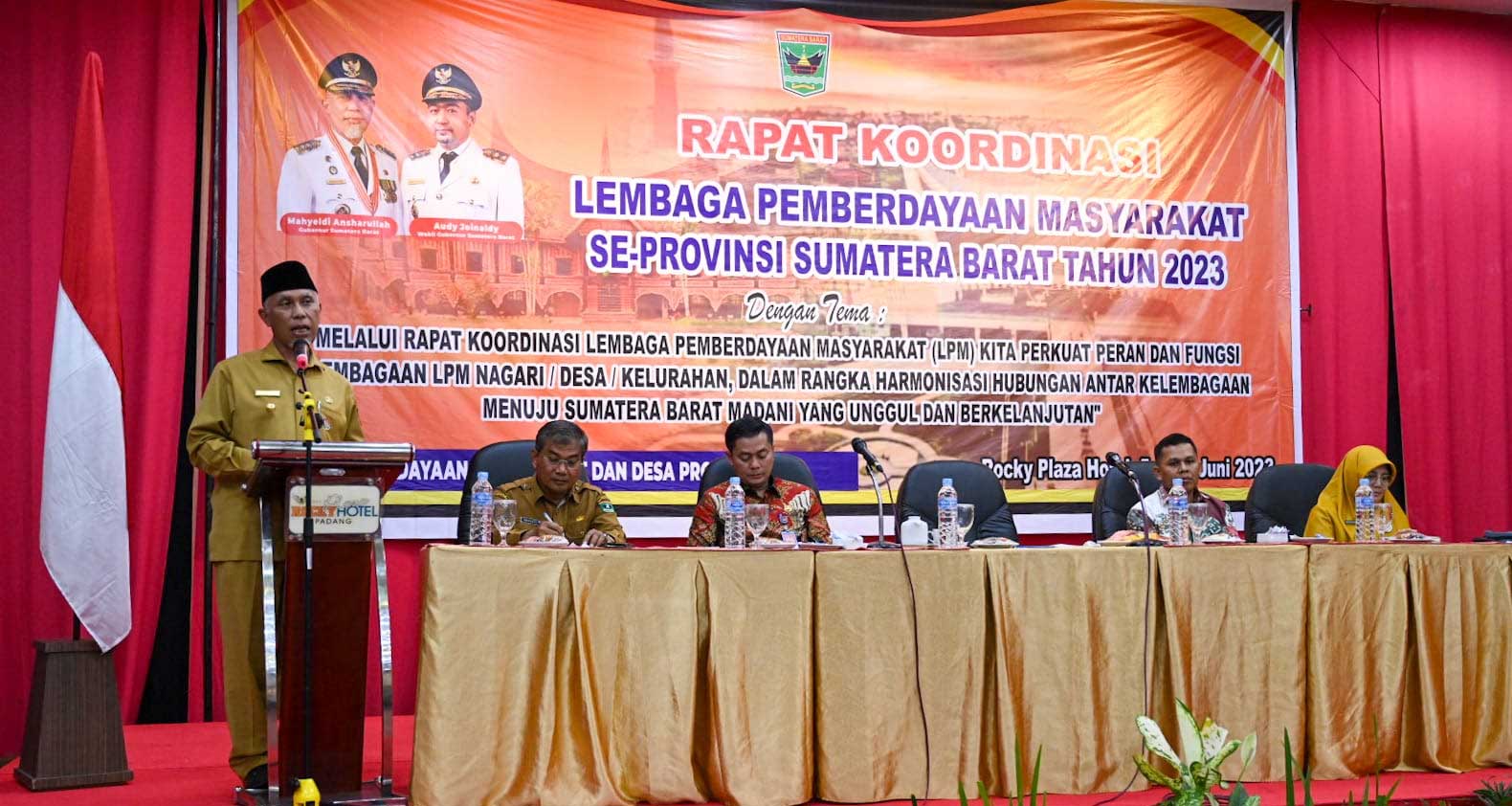 Gubernur Mahyeldi buka rakor LPM se-Sumbar di Rocky Plaza Hotel, Padang, Senin (5/6/2023).