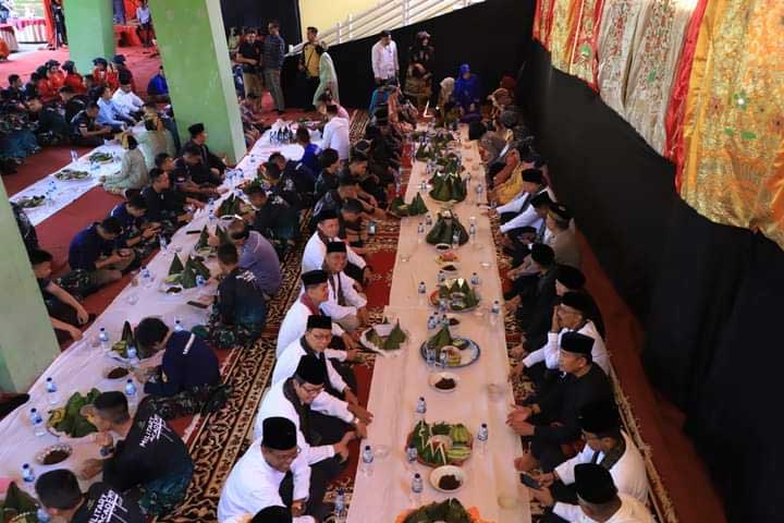 Suasana makan barojin wali kota dengan peserta latsitardanus di Kota Solok