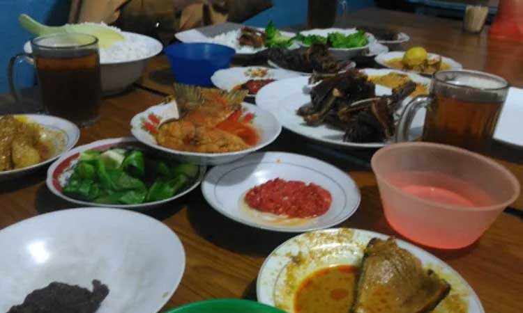 Aneka lauk yang tersedia di Rumah Makan Pondok Salero Sukarami, Kabupaten Solok. (andalas tourism)