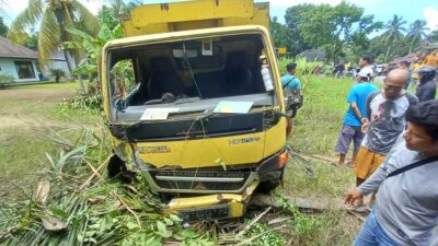 Mobil yang terlibat kecelakaan dengan sepeda motor di Dharmasraya