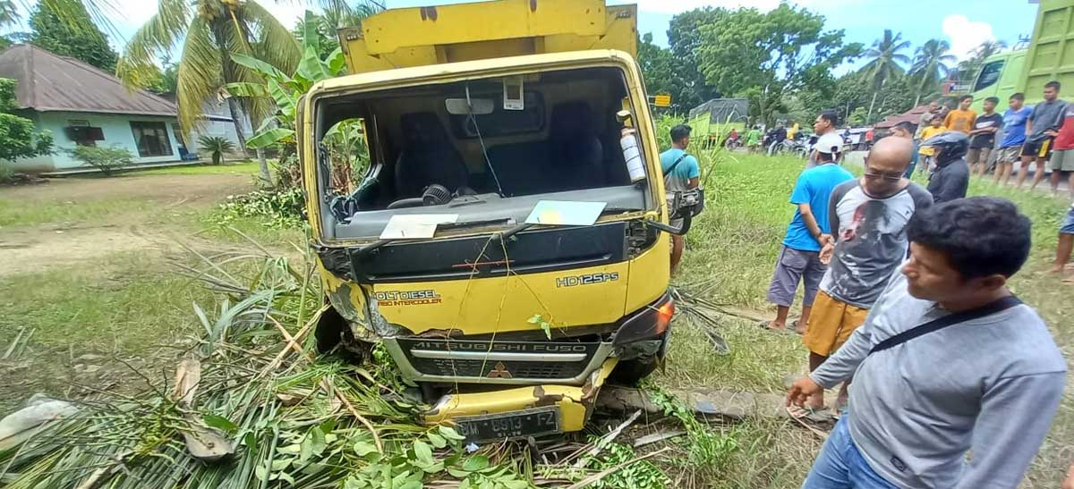 Mobil yang terlibat kecelakaan dengan sepeda motor di Dharmasraya